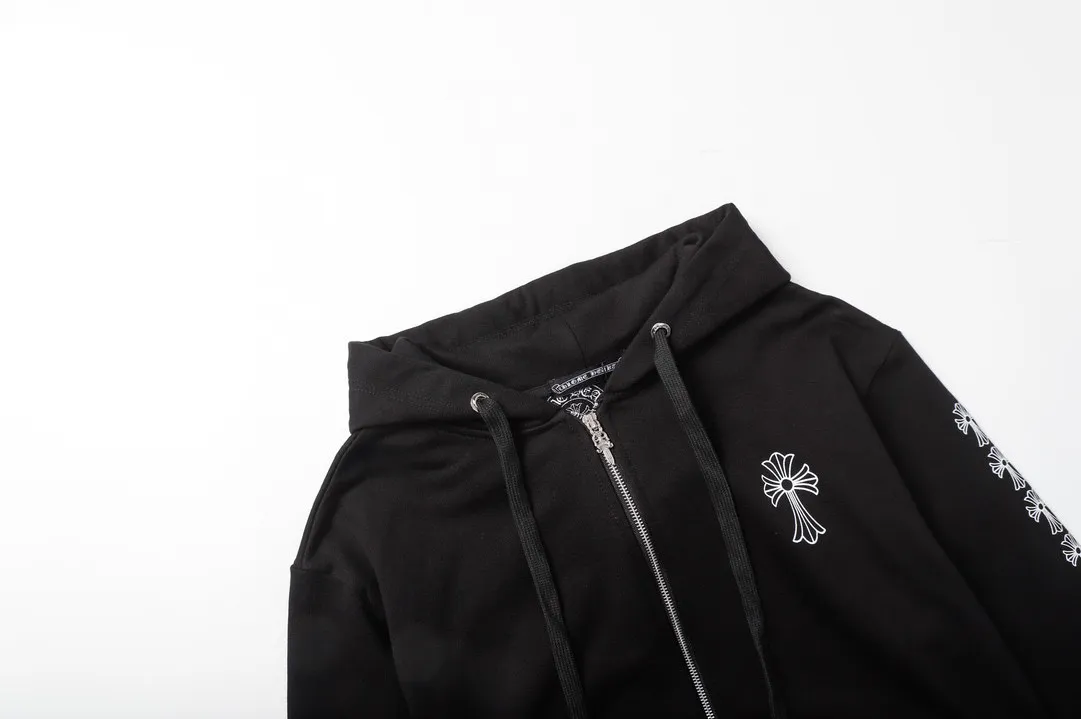 Q12—P230 -Chrome Hearts/Chrome Hearts printed zipper sweatshirt cardigan jacket -420 grams of high-density, high-quality wool, soft, delicate and skin-friendly, soft and silky to the touch, warm and skin-friendly -The hardware zipper accessories are all customized and full of details -Colour: black white -Size: S M L XL